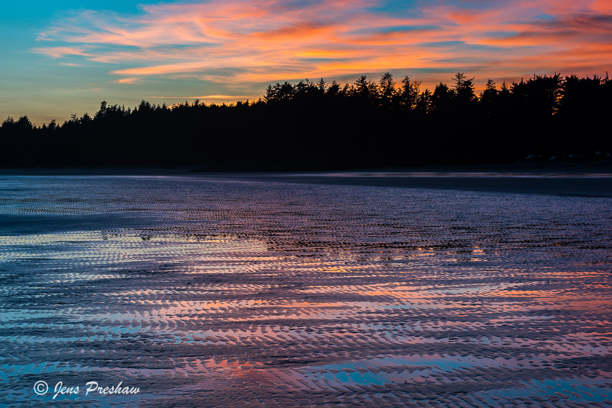 The clouds reflected the colours of a beautiful sunset. In the sand you could see the colours of blue, orange and pink.