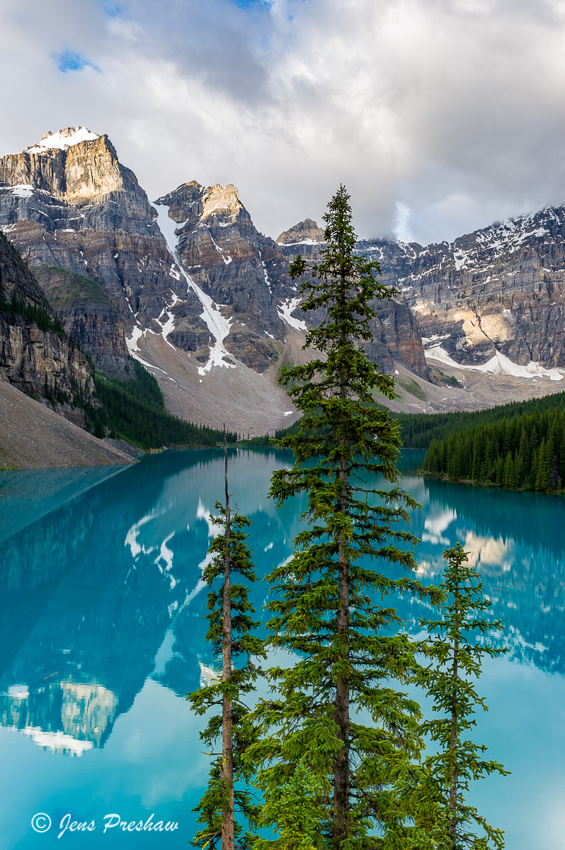 Turquoise Blue, Mount Bowlen, Mount Tonsa, Moraine lake, sunrise, Valley of the Ten Peaks, Banff National Park, Alberta, Canada...