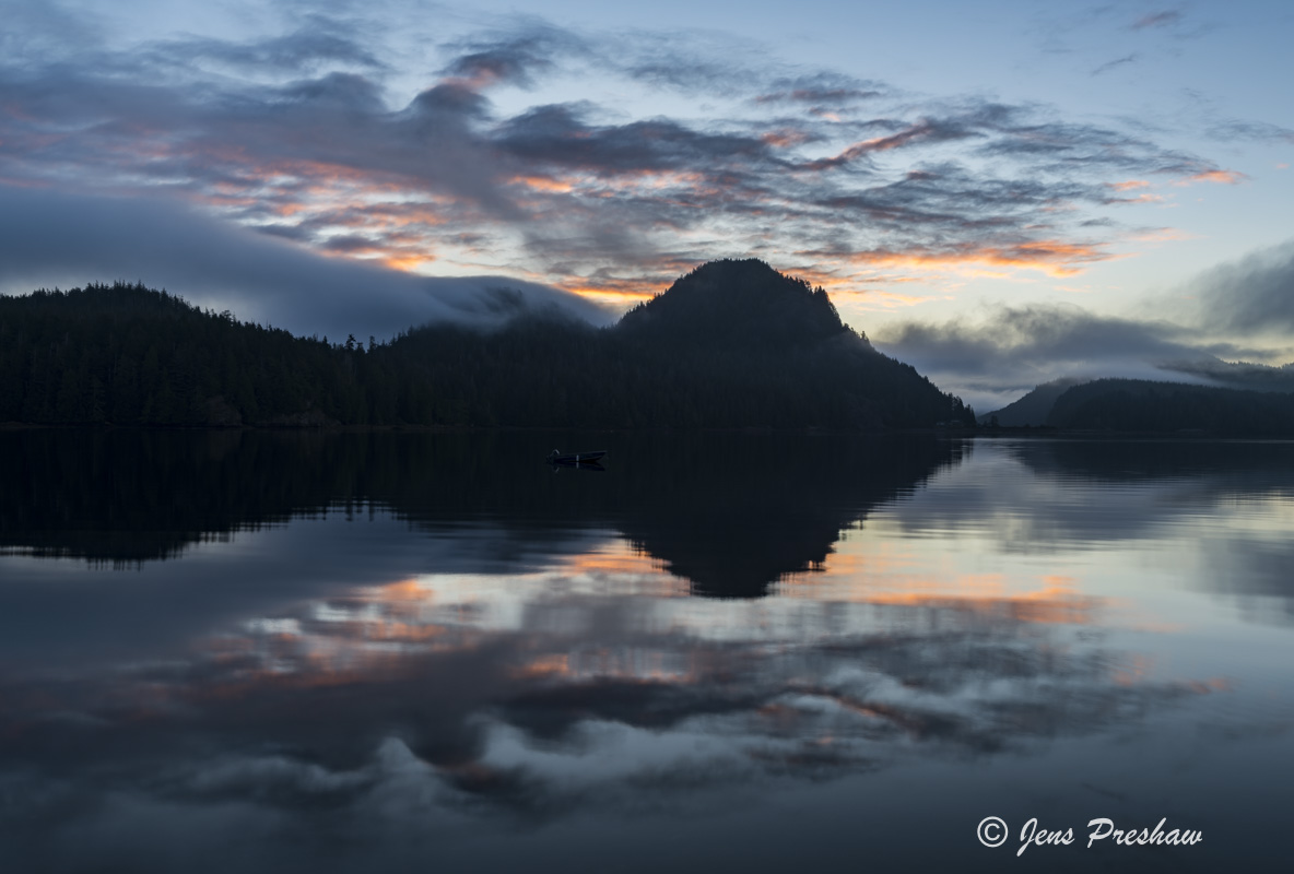 I arrived at this location when it was still dark. At sunrise the orange and pink&nbsp;colours on the clouds&nbsp;were reflected...